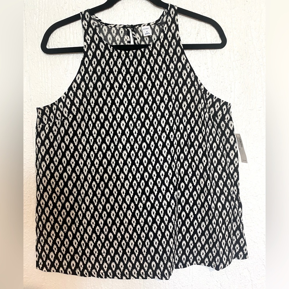 Black and white design sleeveless blouse